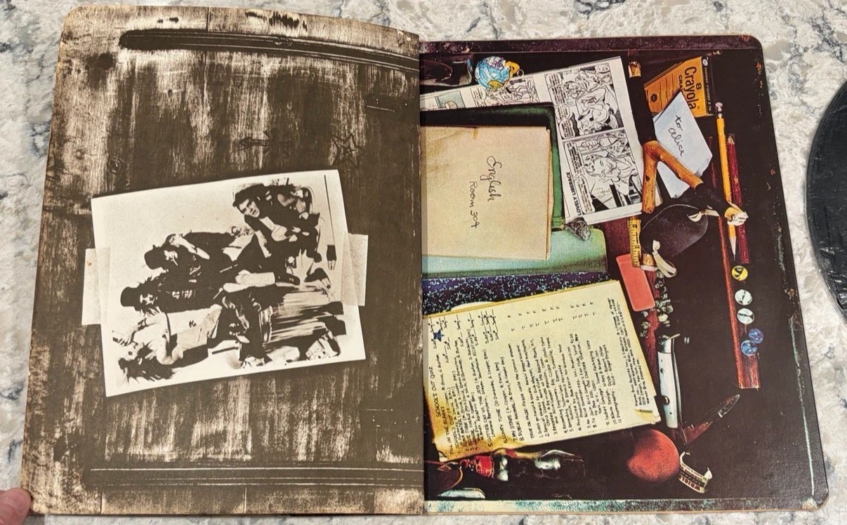 Alice Cooper School’s Out 1972 🇨🇦 (BS 2623) Desk Cover Record - photo 3