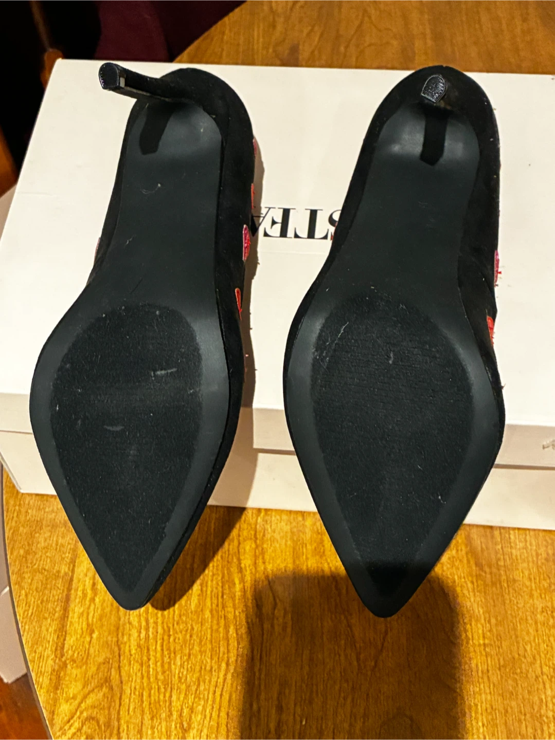 Black heels with red hearts - photo 2