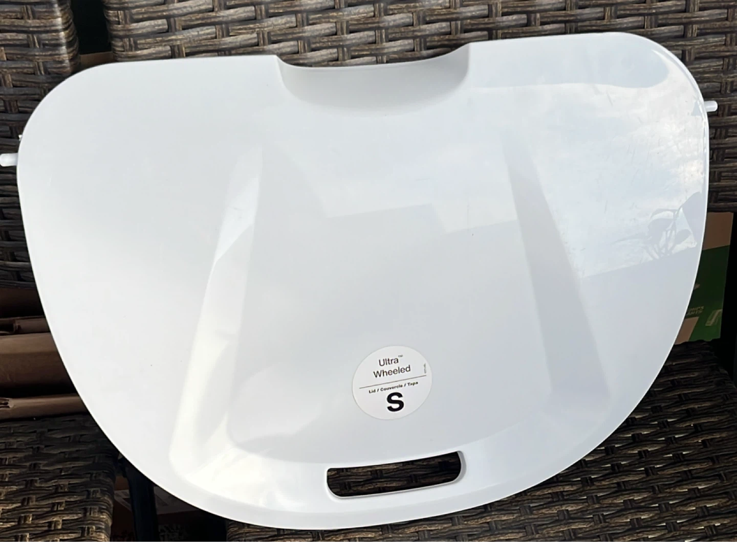 Sterilite Ultra Wheeled Laundry Basket - photo 3