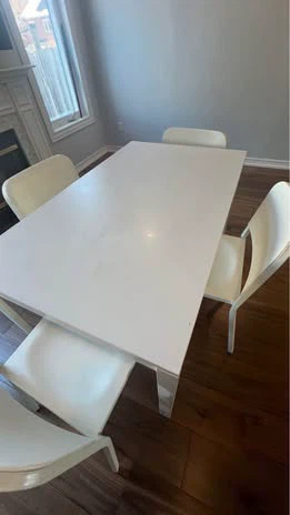 DINING TABLE & 4 CHAIRS WITH SEAT CUSHIONS