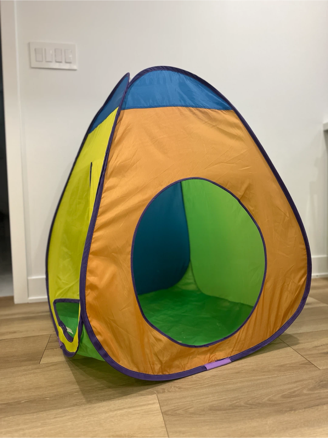 Portable play pop-up tent