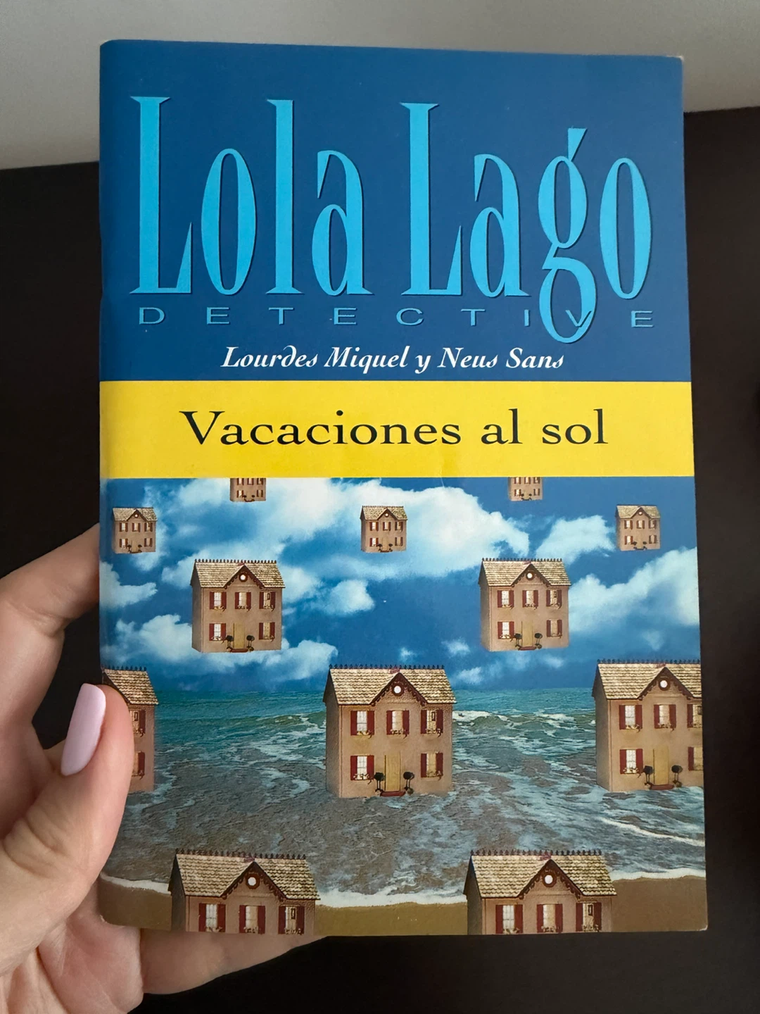 Lola Lago Detective Vacaciones al sol Book