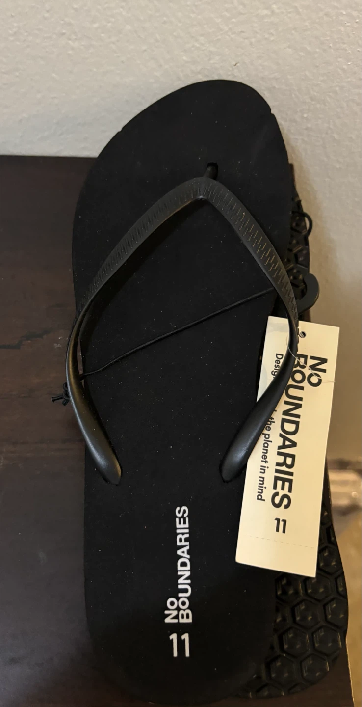 NEW-No Boundaries Black Flip Flops Size 11