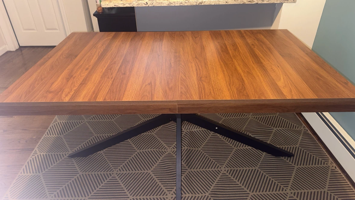 Extendable dining table in excellent condition – Like new