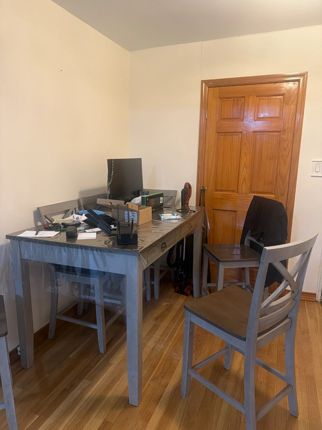 KITCHEN OR LIVING ROOM TABLE 6 People