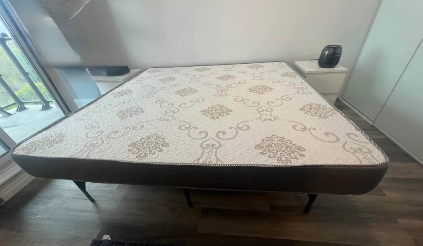 🛏️ King Mattress + 2” Bamboo Foam Topper – Excellent Condition - photo 2