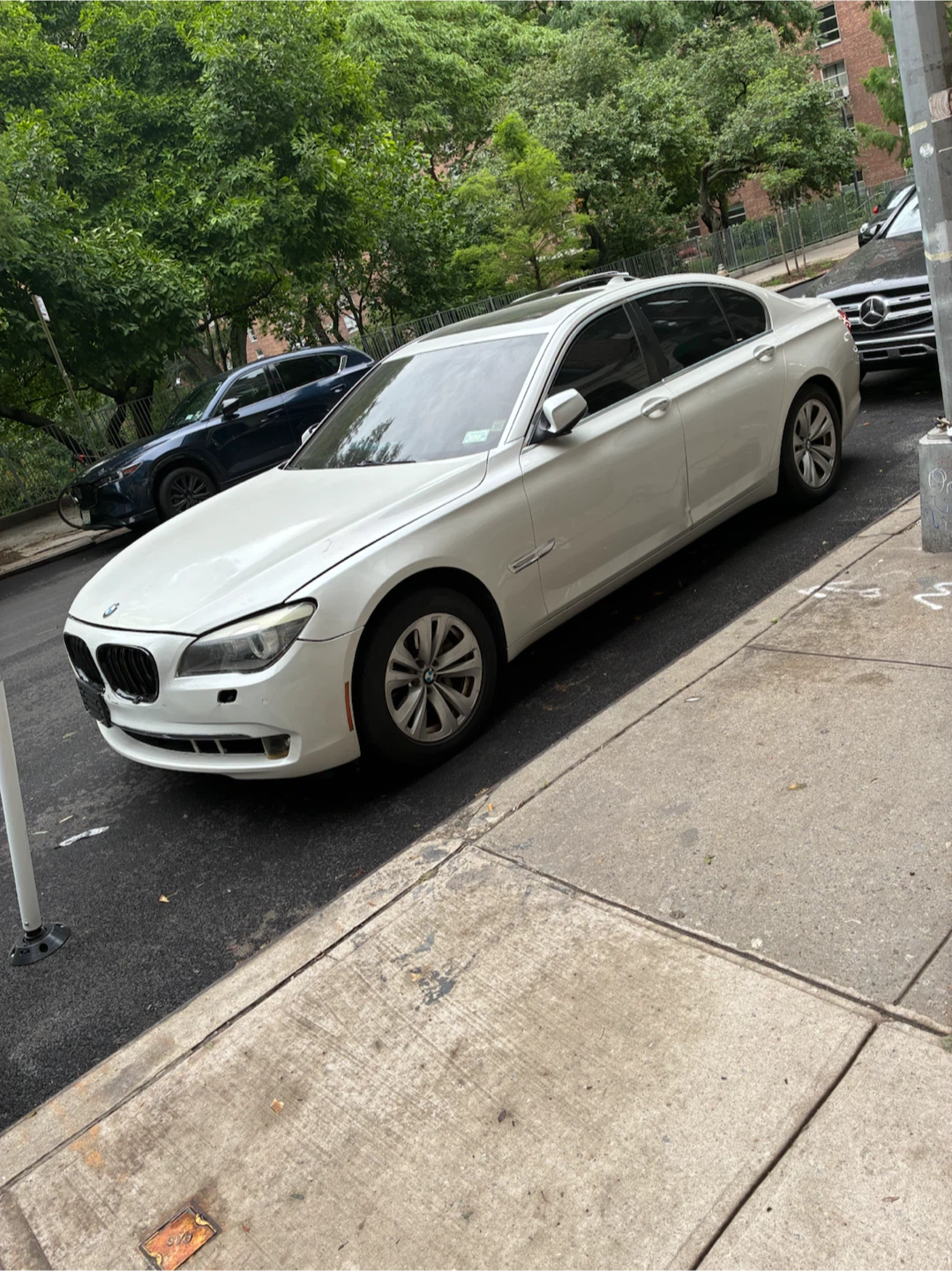 White BMW 7 Series Sedan - photo 2