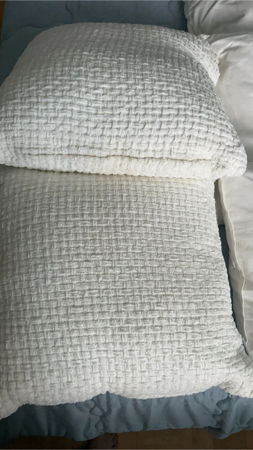 UNUSED Set of 3 White Accent Pillows and 2 more cushions - photo 2
