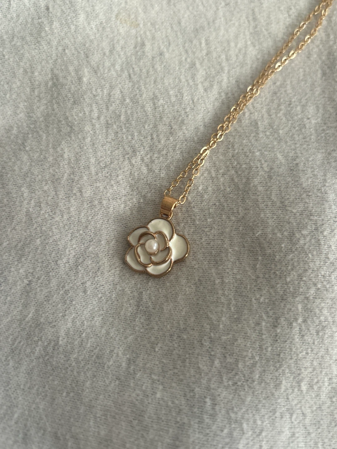 Flower Pendant Necklace with Faux Pearl