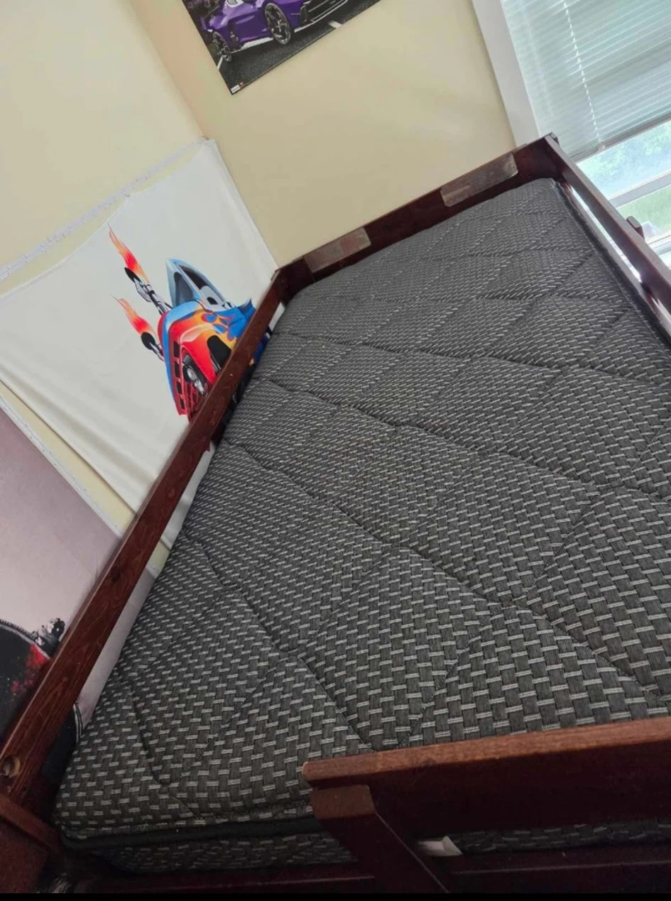Twin bunk bed