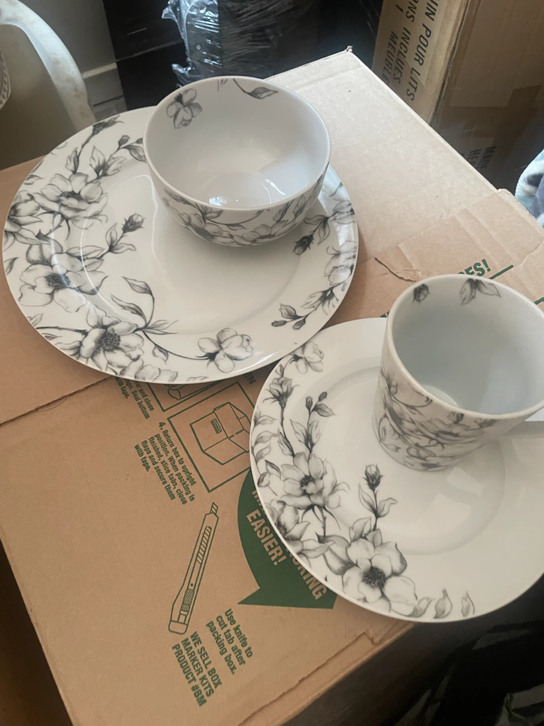 Floral Design Dinnerware Set
