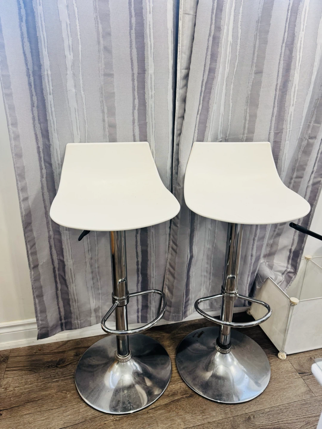 Set of 2 white adjustable bar stools