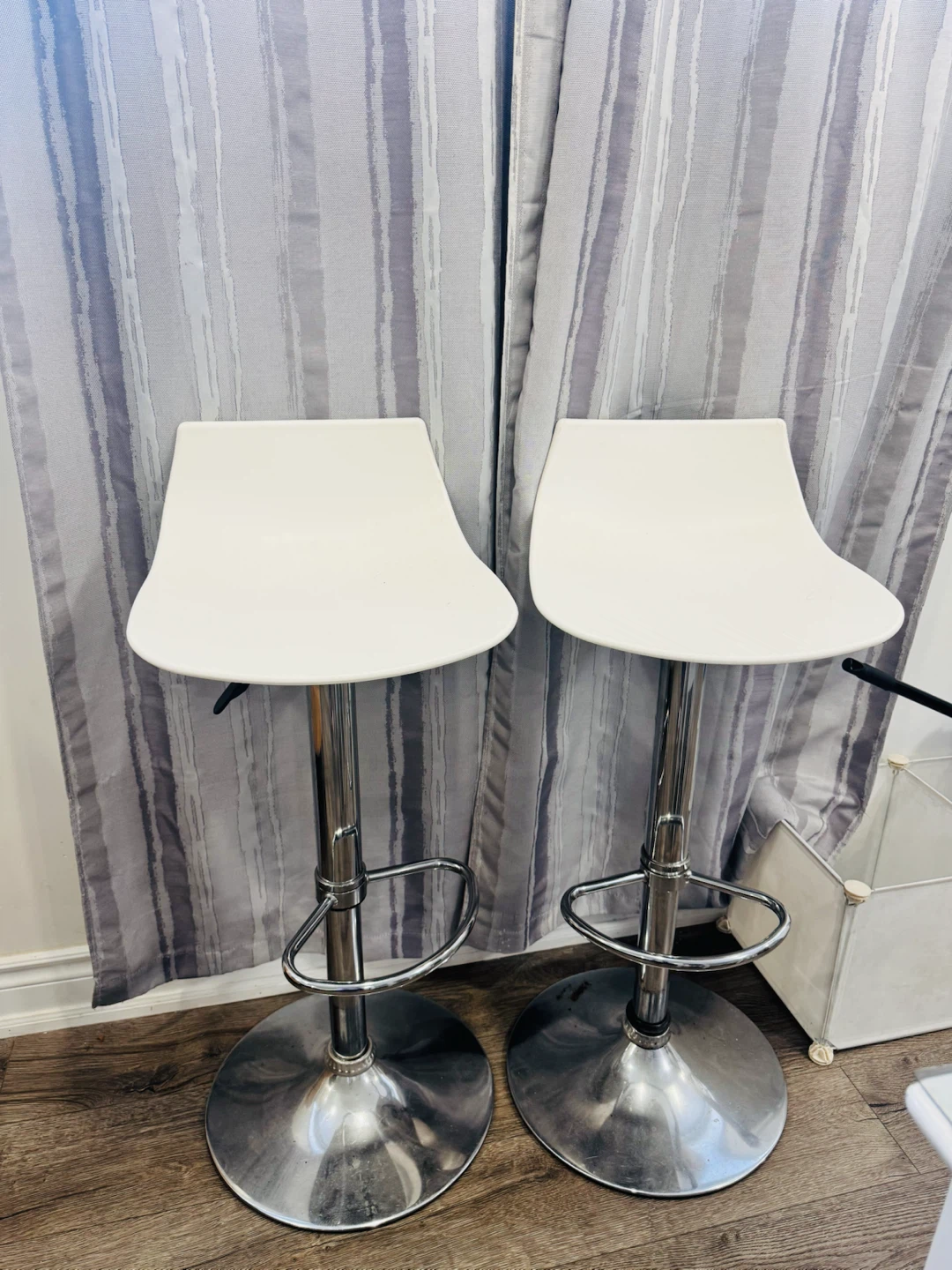 Set of 2 white adjustable bar stools - photo 2