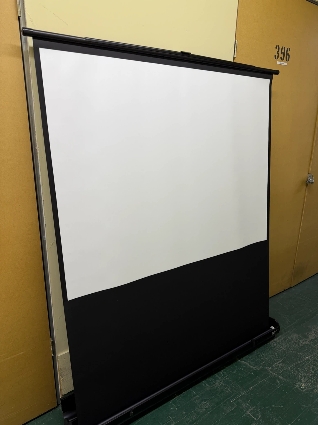 Portable Pull-Up Projector Screen