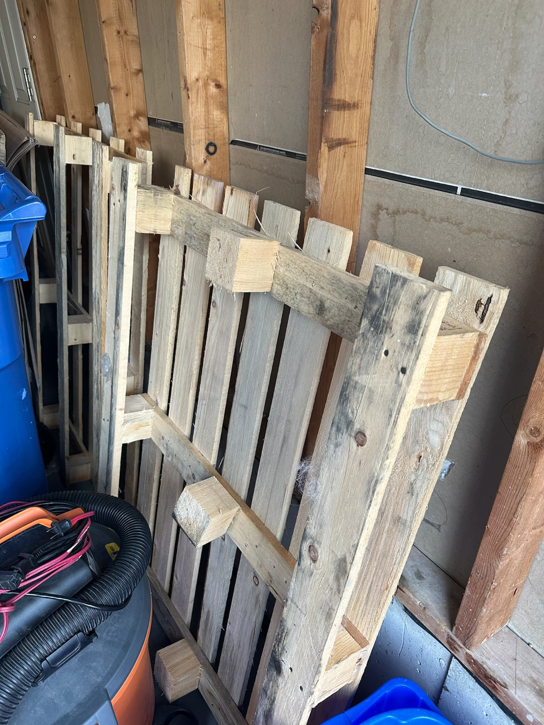 Free wooden skids, pallets