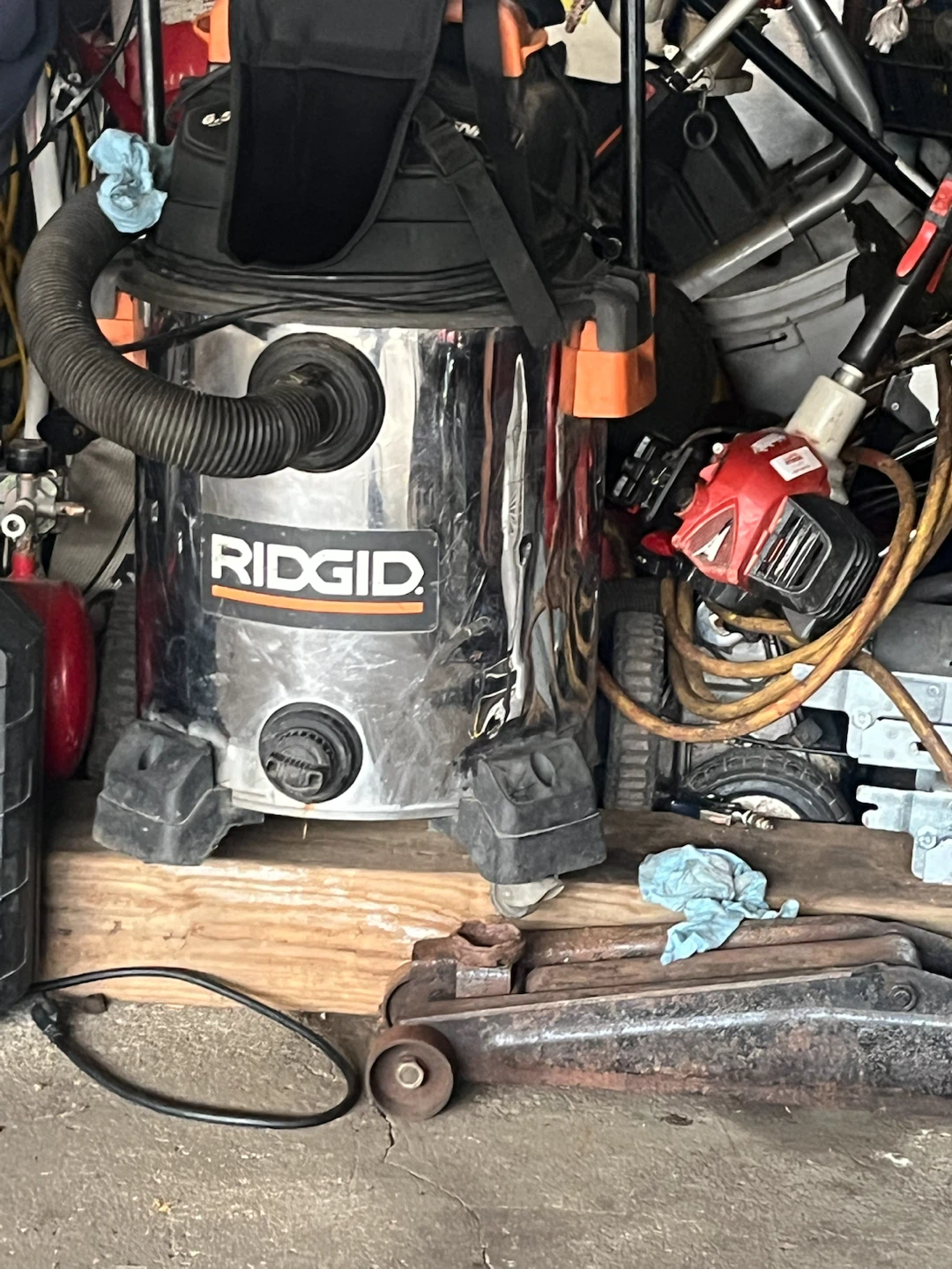 Vendo 2 aires acondicionado y una aspiradora