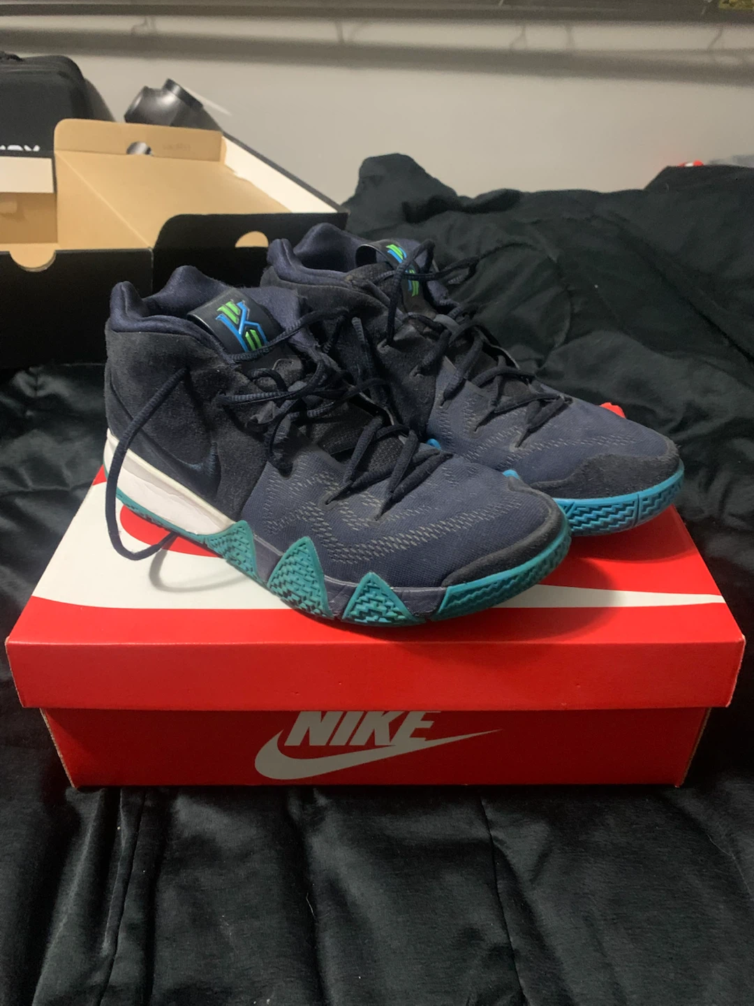 Nike Kyrie 4 Basketball Shoes