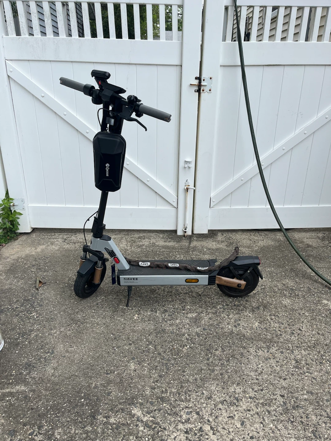 NAVEÉ Electric Scooter  comes with all the accessories