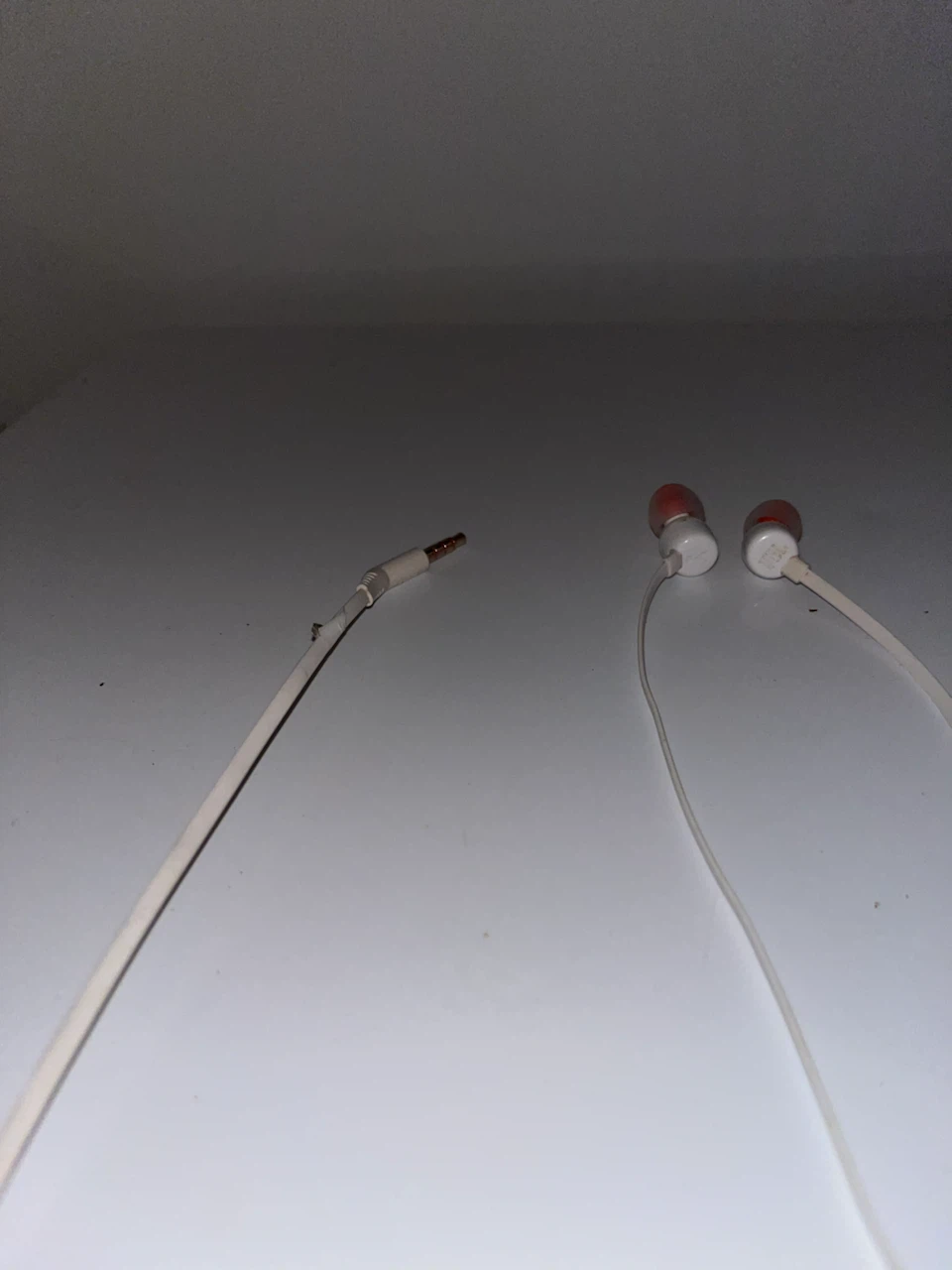 JBL white earbuds wired - photo 2