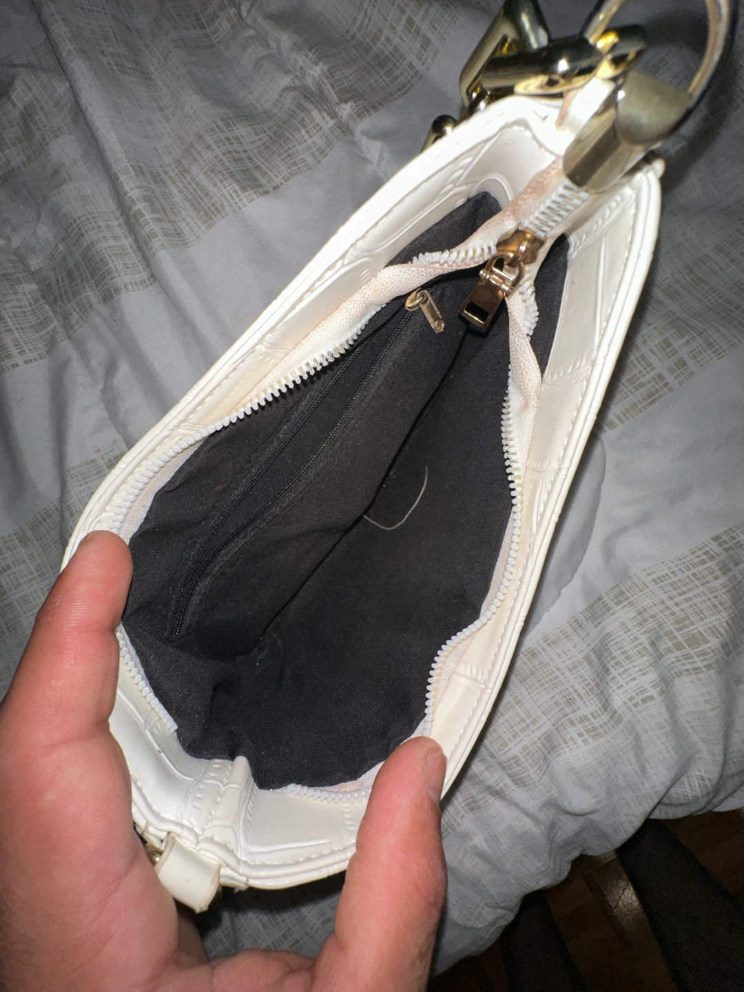 White Croc-Embossed Shoulder Bag with Gold Chain - photo 3