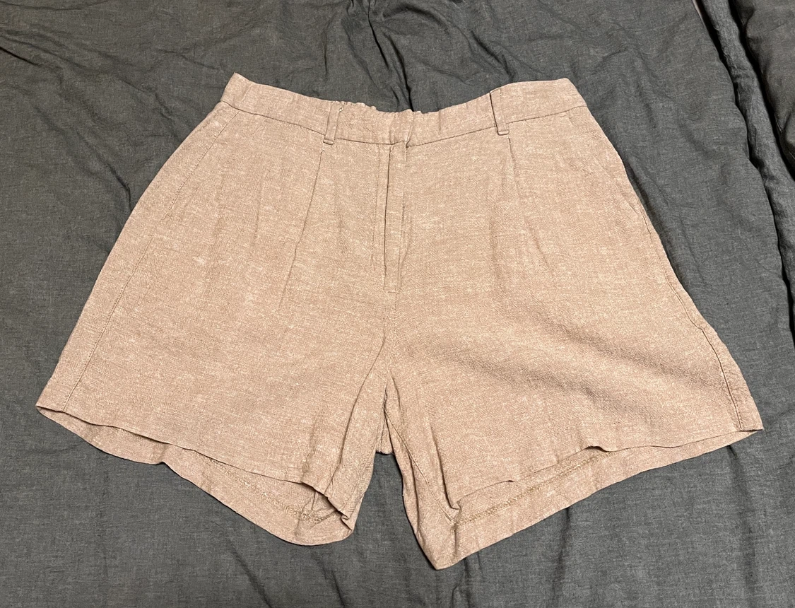 Old navy linen shorts, size L