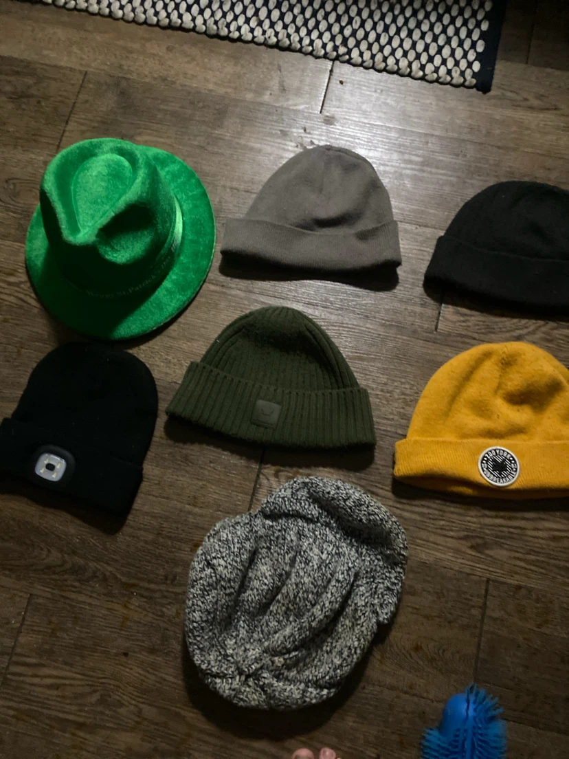 Assorted Toques and Hat 4$ each.