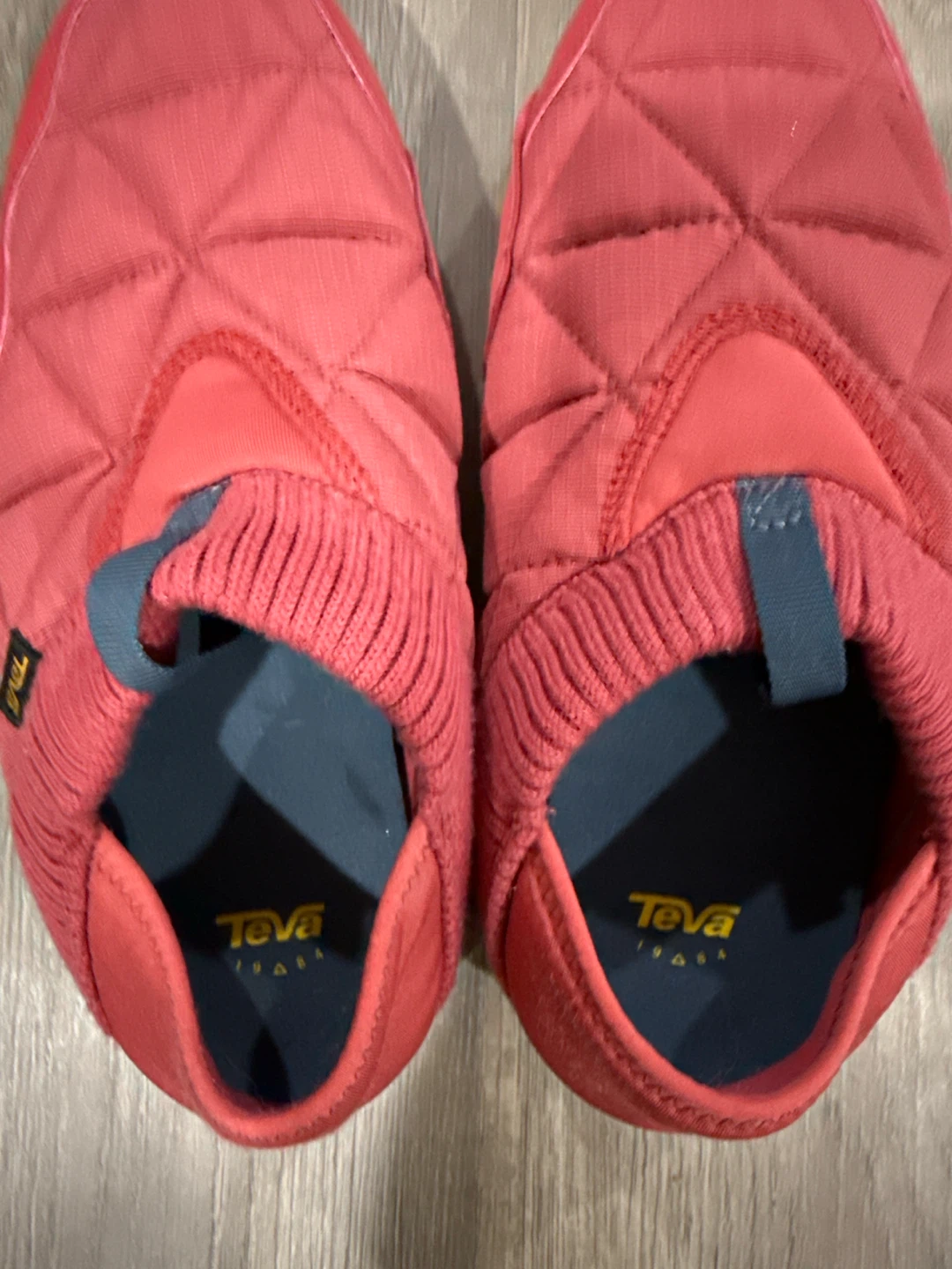Teva Red Quilted Slip-On Shoes size 9 - photo 2