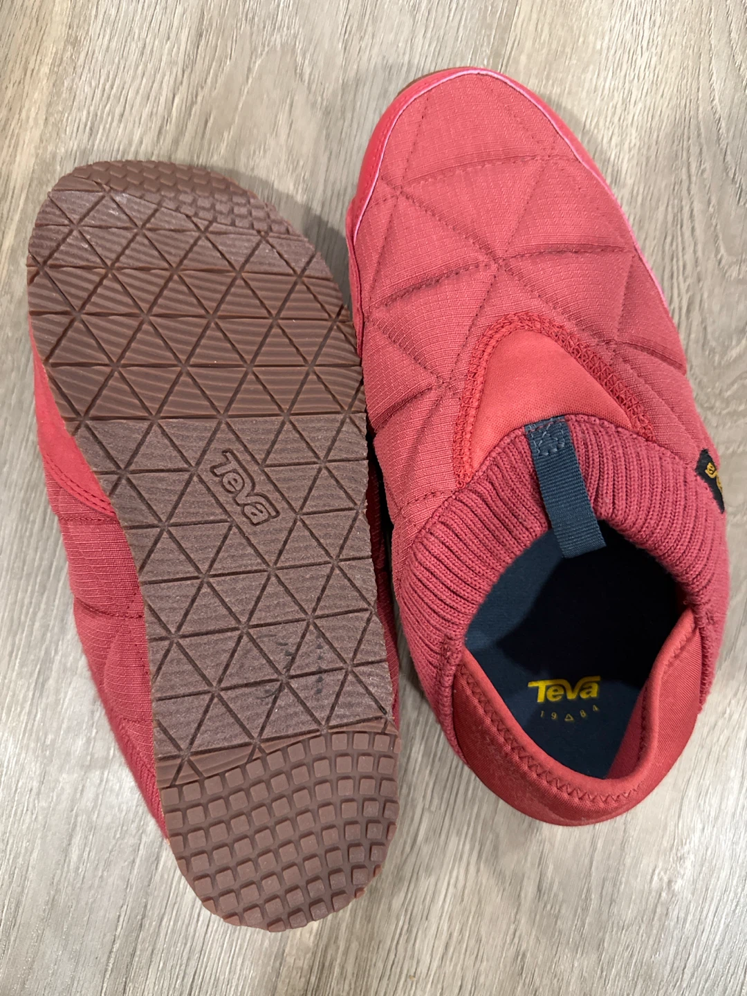 Teva Red Quilted Slip-On Shoes size 9 - photo 3