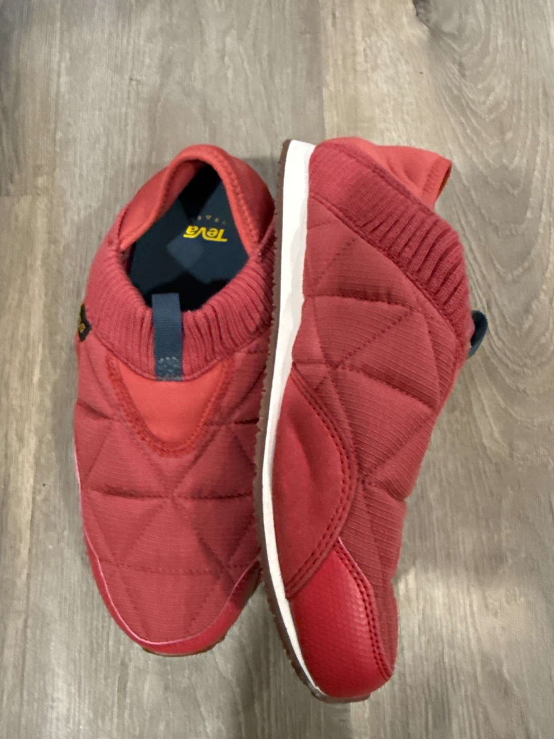 Teva Red Quilted Slip-On Shoes size 9 - photo 5