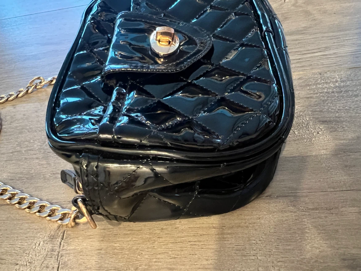 Black Quilted Shiny black Crossbody Bag with Gold Chain - photo 4
