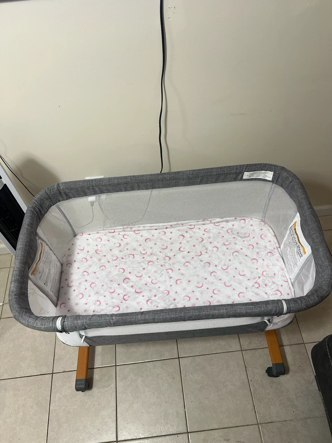 Grey Bassinet with Mesh Sides - photo 3