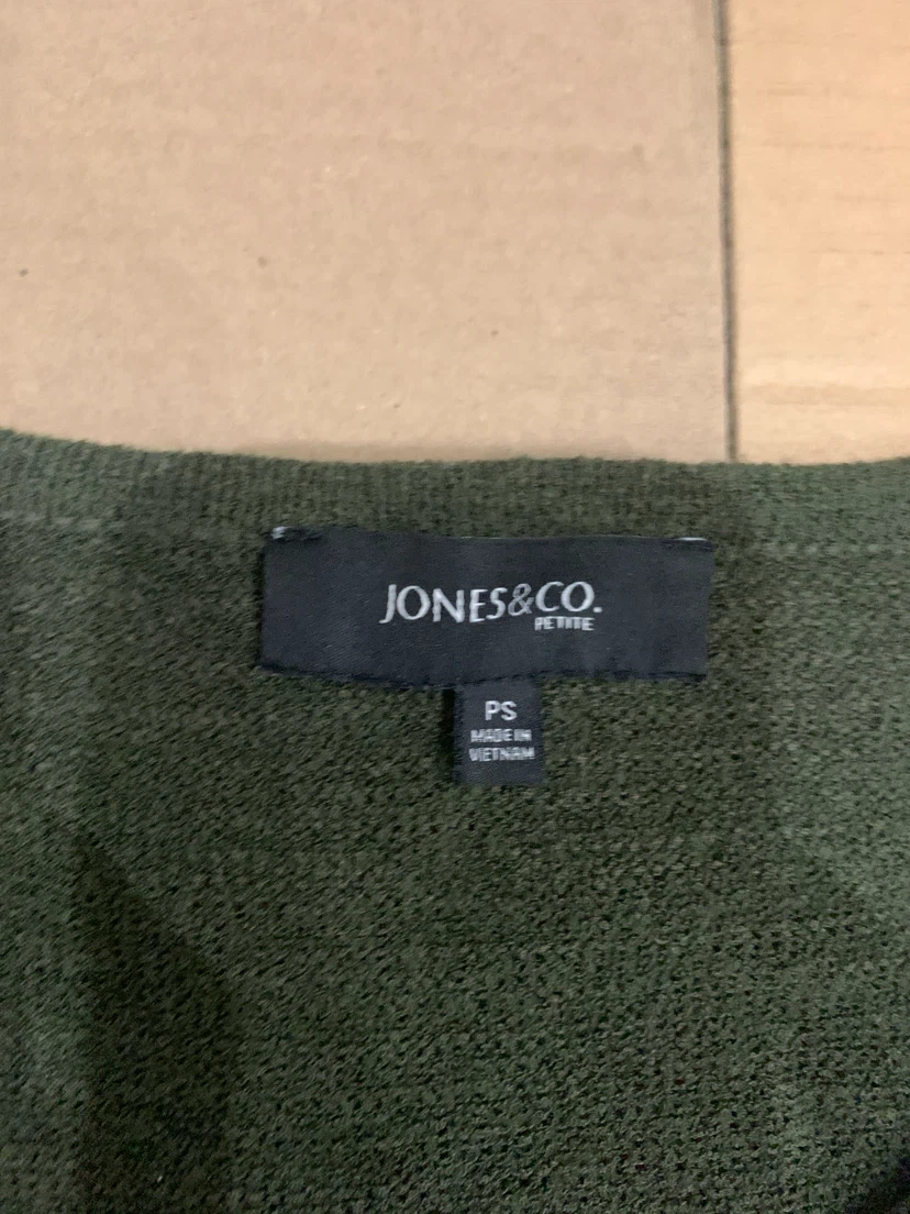green top with button design - photo 2