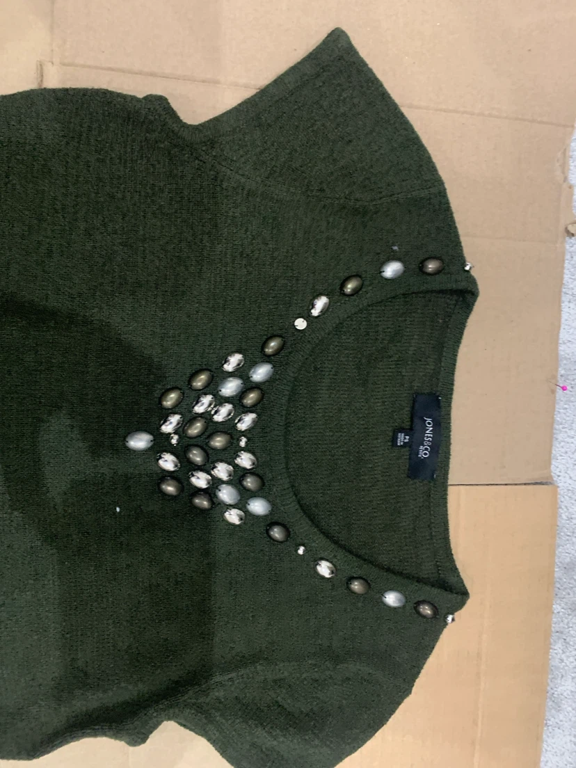 green top with button design - photo 3