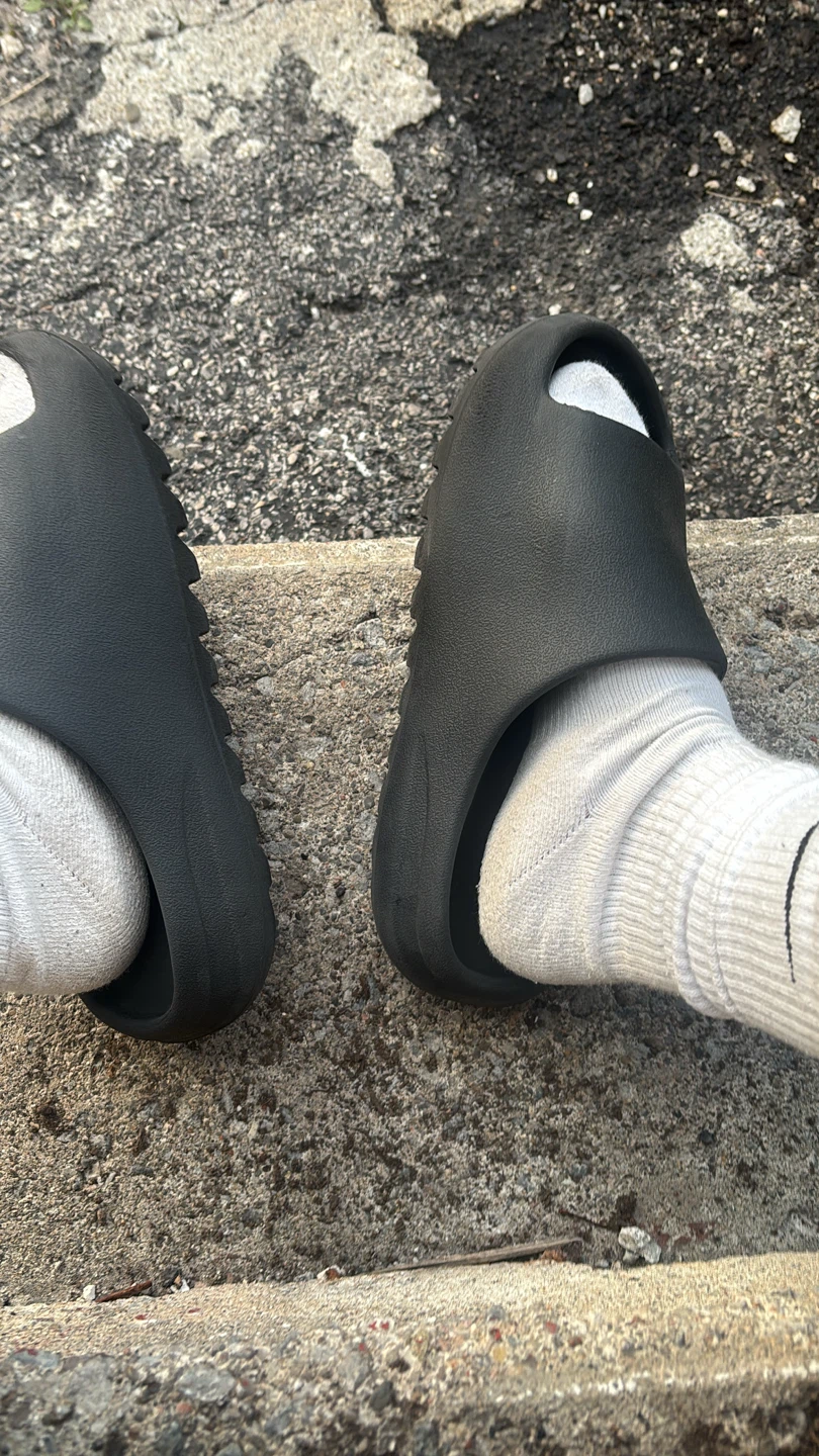 Yeezy slides size 8 fits 8.5 ish