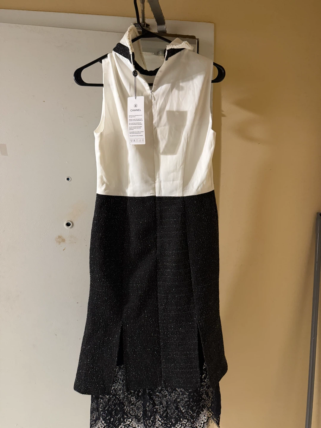 CHANEL White and Black Sleeveless Dress - photo 4