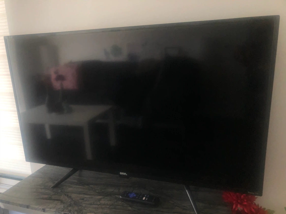 43 inches onn. Roku smart Television with remote - photo 2