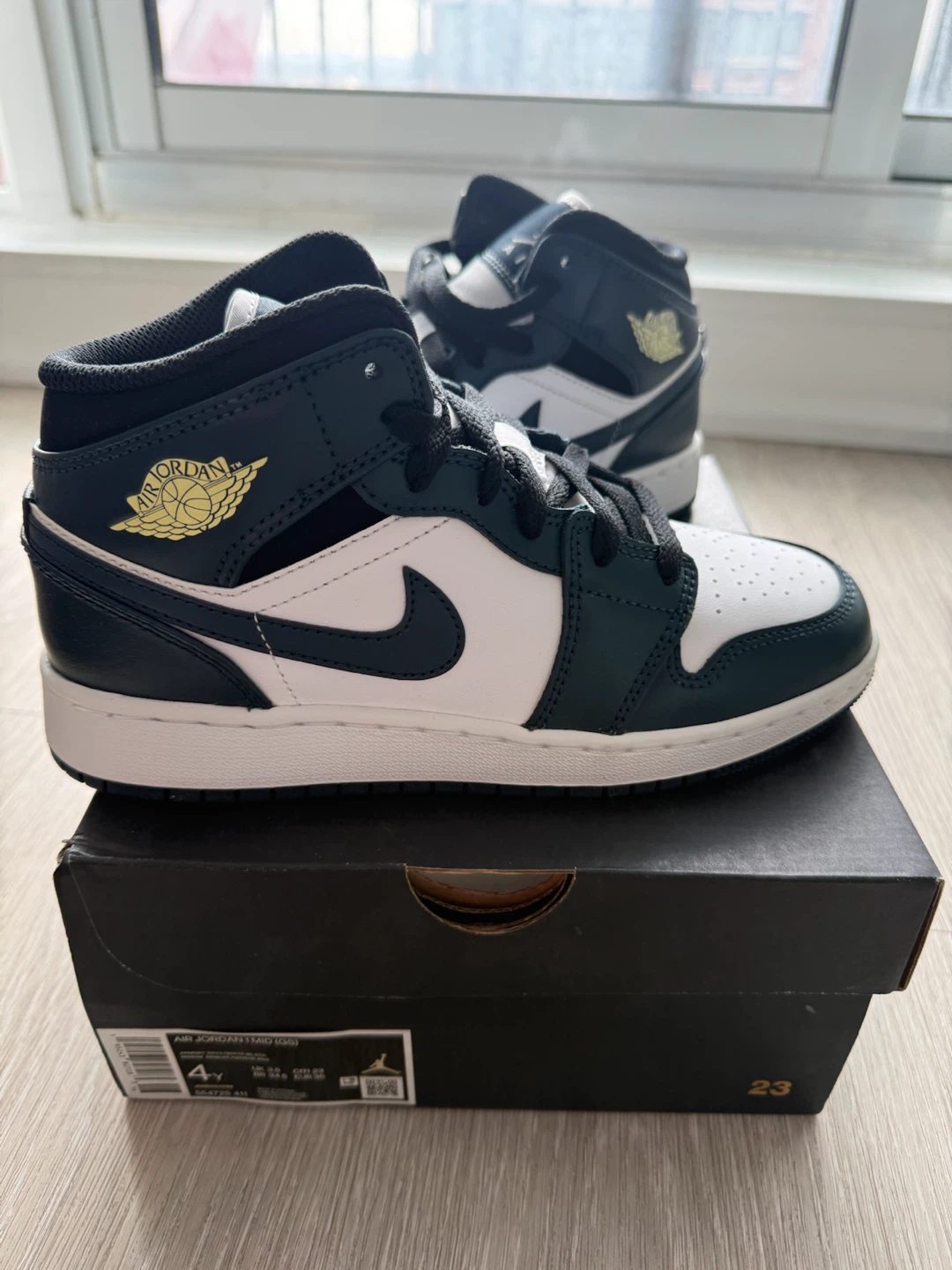 Jordan 1 mid
