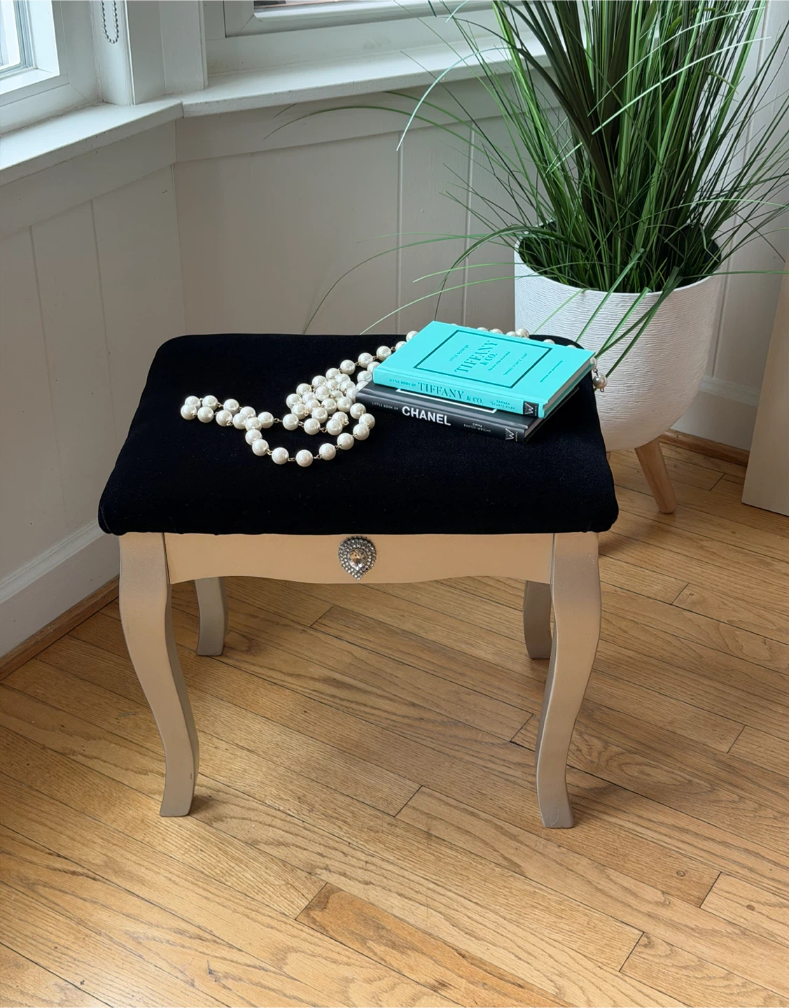 PRETTY SMALL BENCH/VANITY