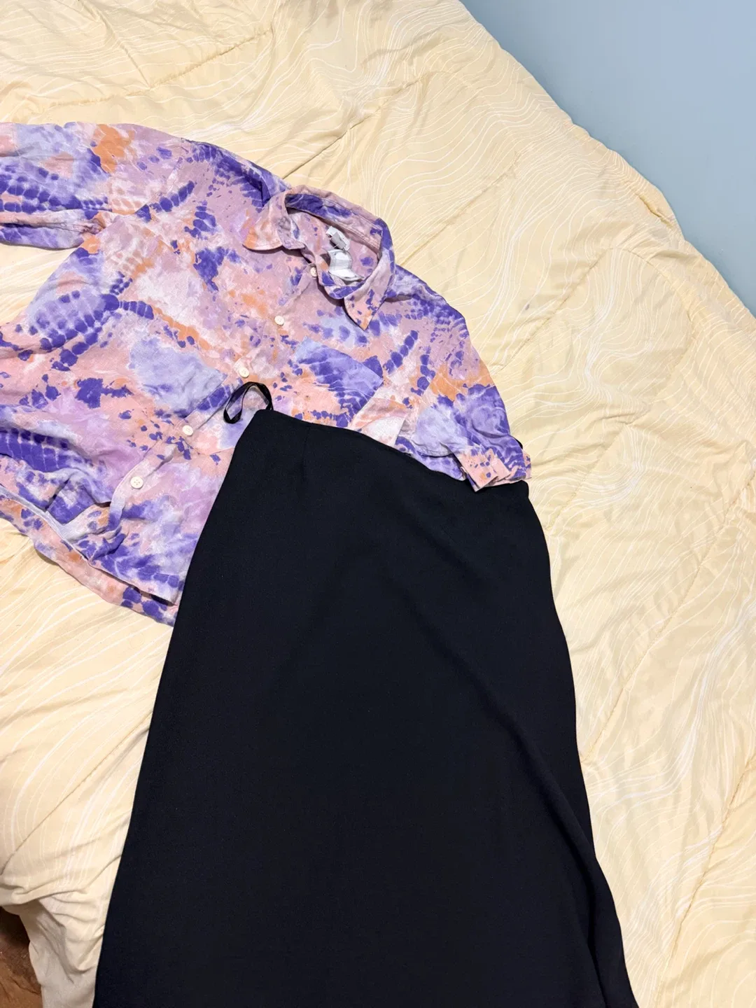 H&M Relaxed Fit Tie-Dye Shirt & Evan-Picone Black Skirt - photo 3