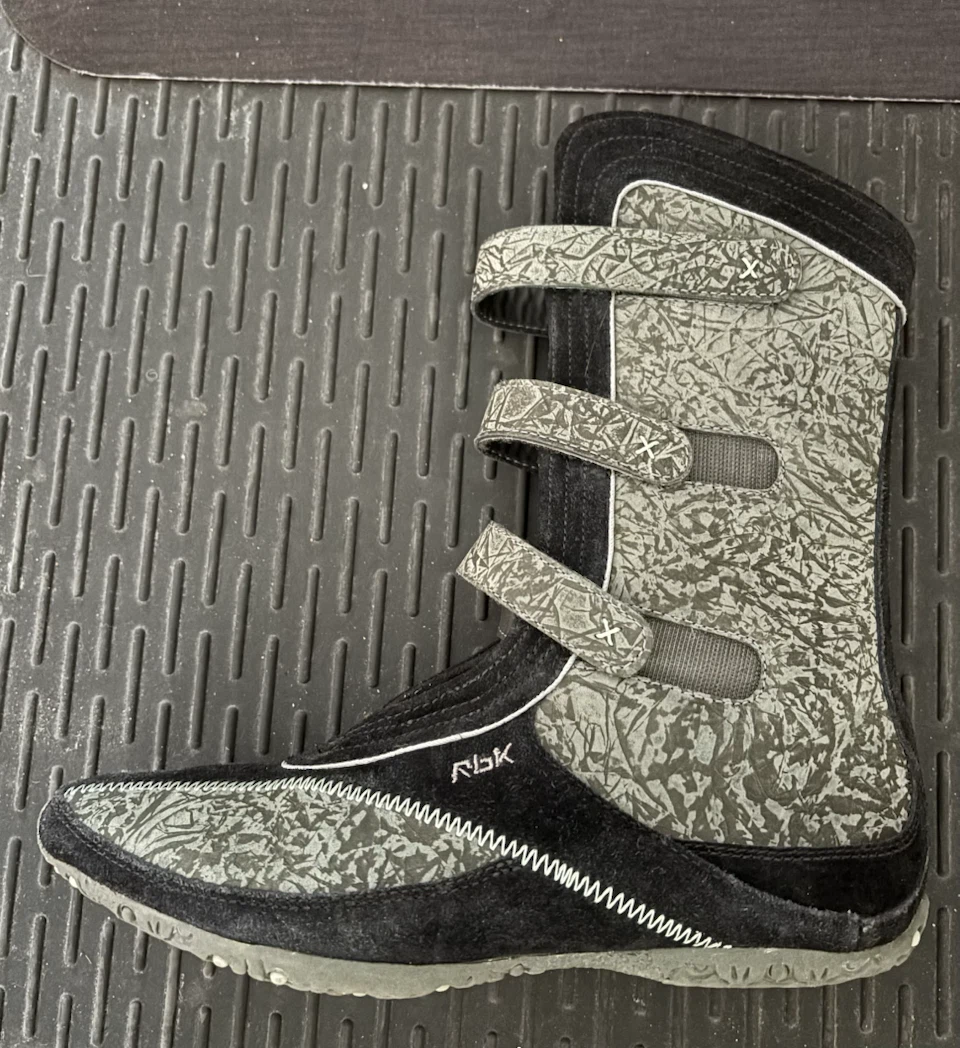 Reebok size 8 unisex comfort Boots