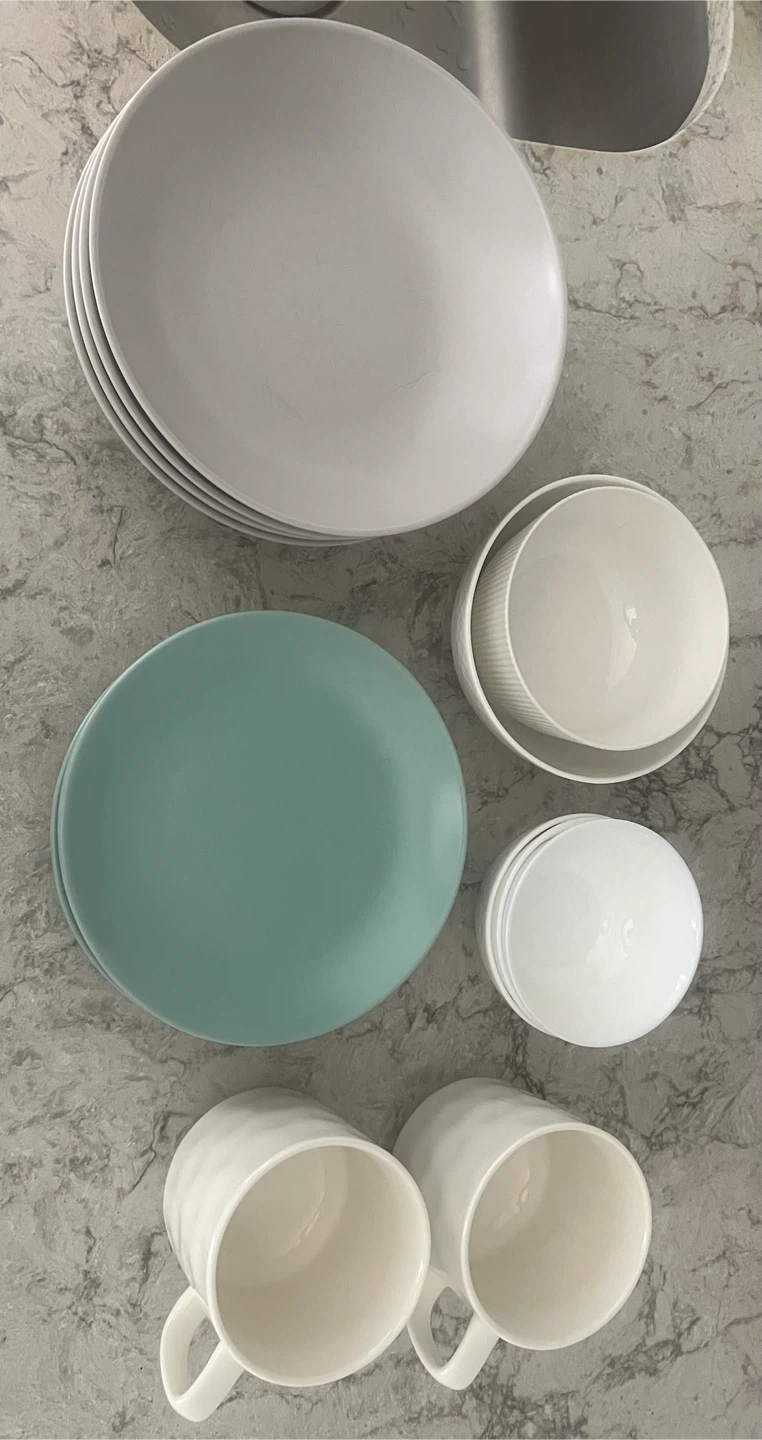 Set of 8 Plates, 4 Bowls, and 2 Mugs - photo 2