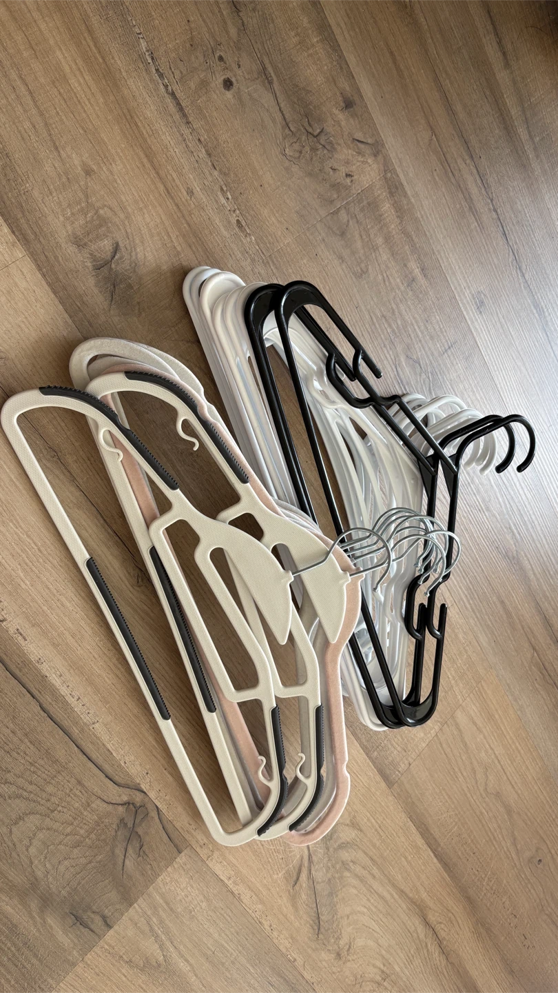 Assorted Clothes Hangers (20 pcs)