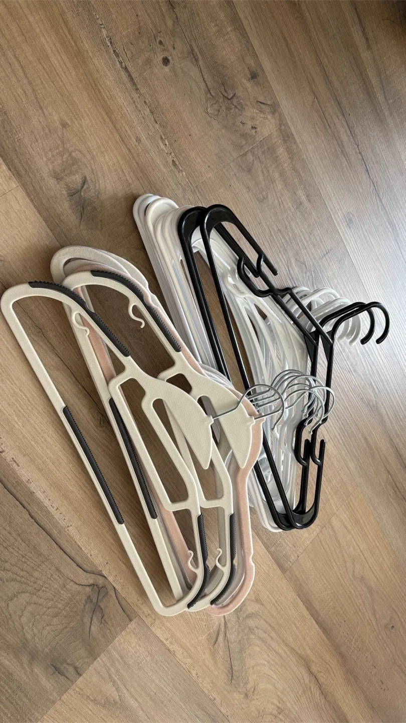 Assorted Clothes Hangers (20 pcs)