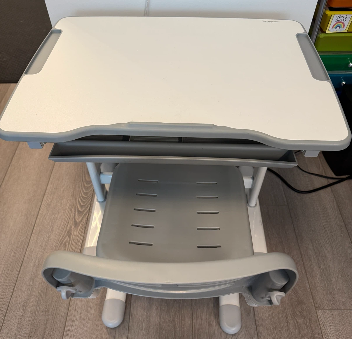 PrimeCables Adjustable Ergonomic Desk and Chair Set