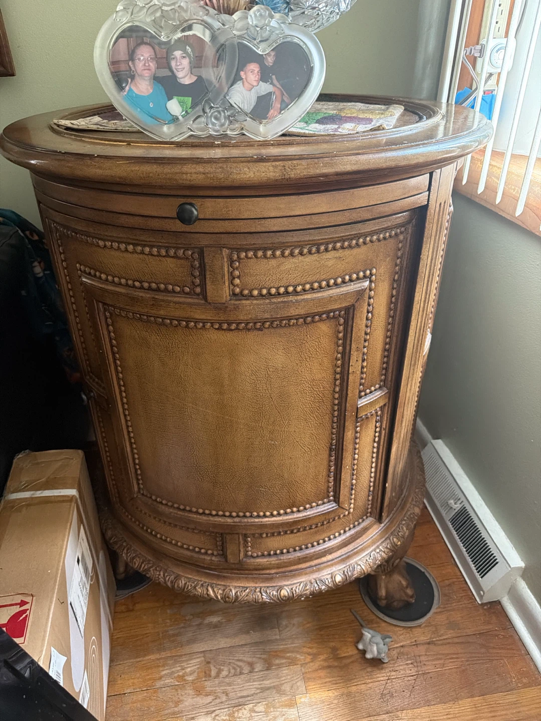 Vintage Globe Bar Cabinet with Drinks