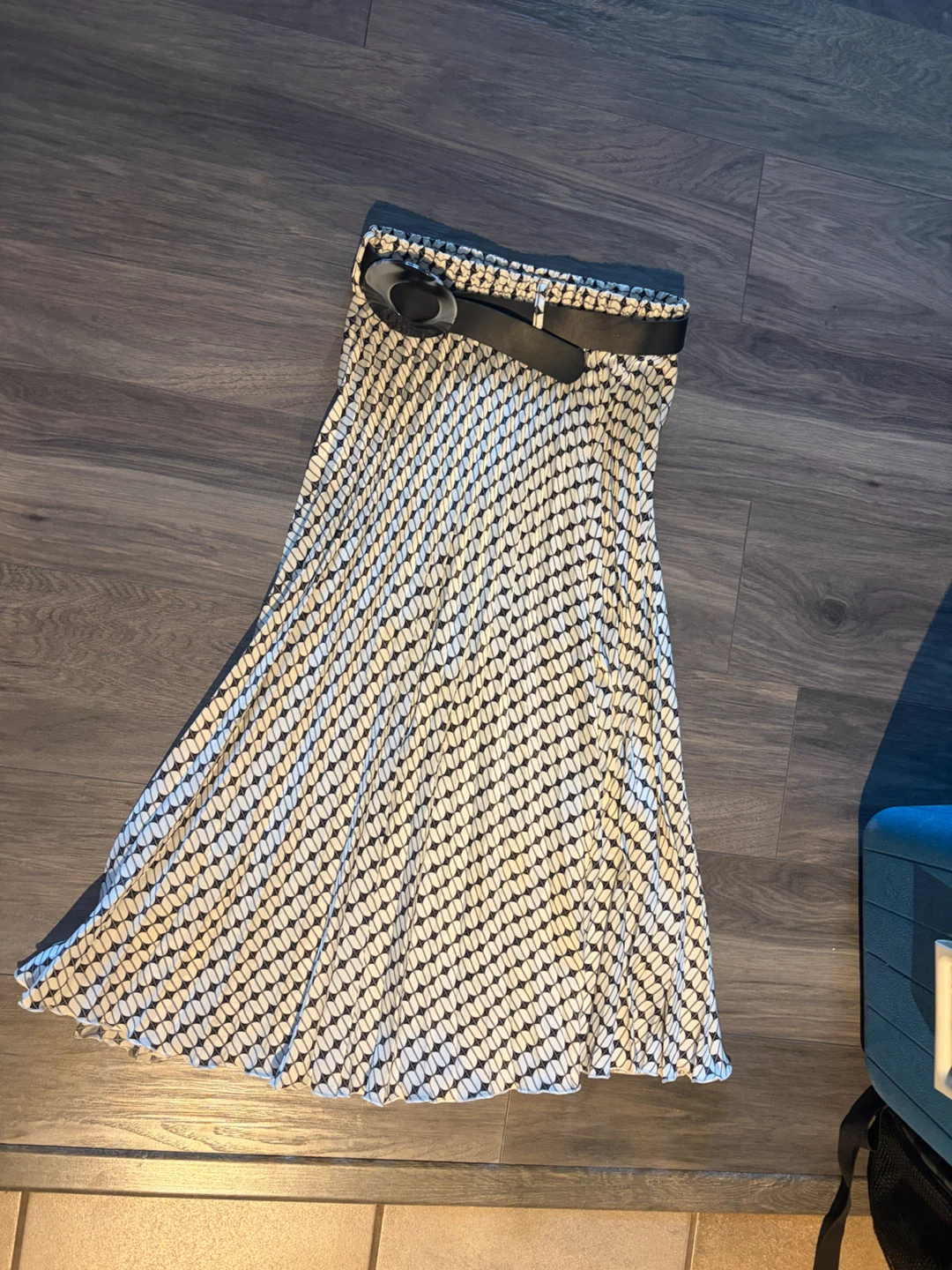Hayley & Co. London Pleated Skirt with Belt - Size M