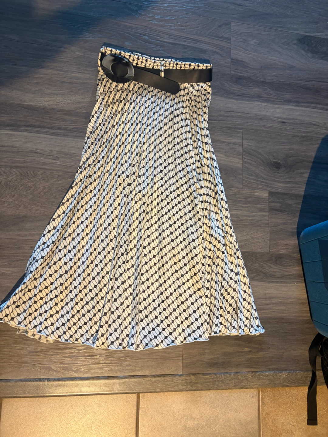 Hayley & Co. London Pleated Skirt with Belt - Size M - photo 4