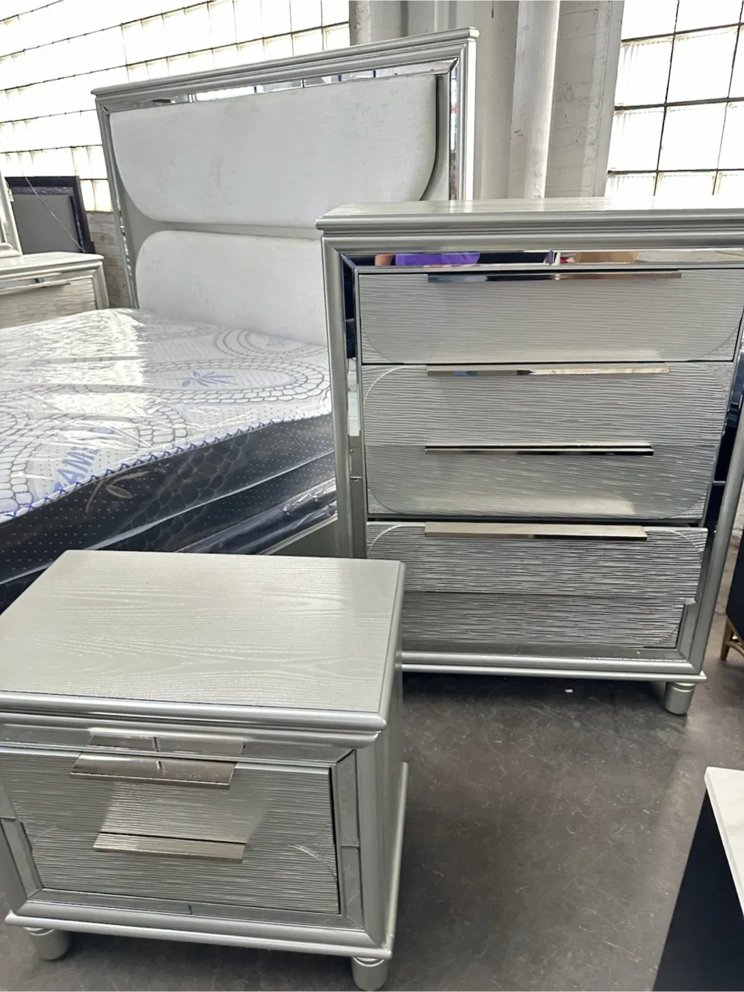 Silver Bedroom Set - Queen Bed, Dresser, Nightstand, mirror - photo 2