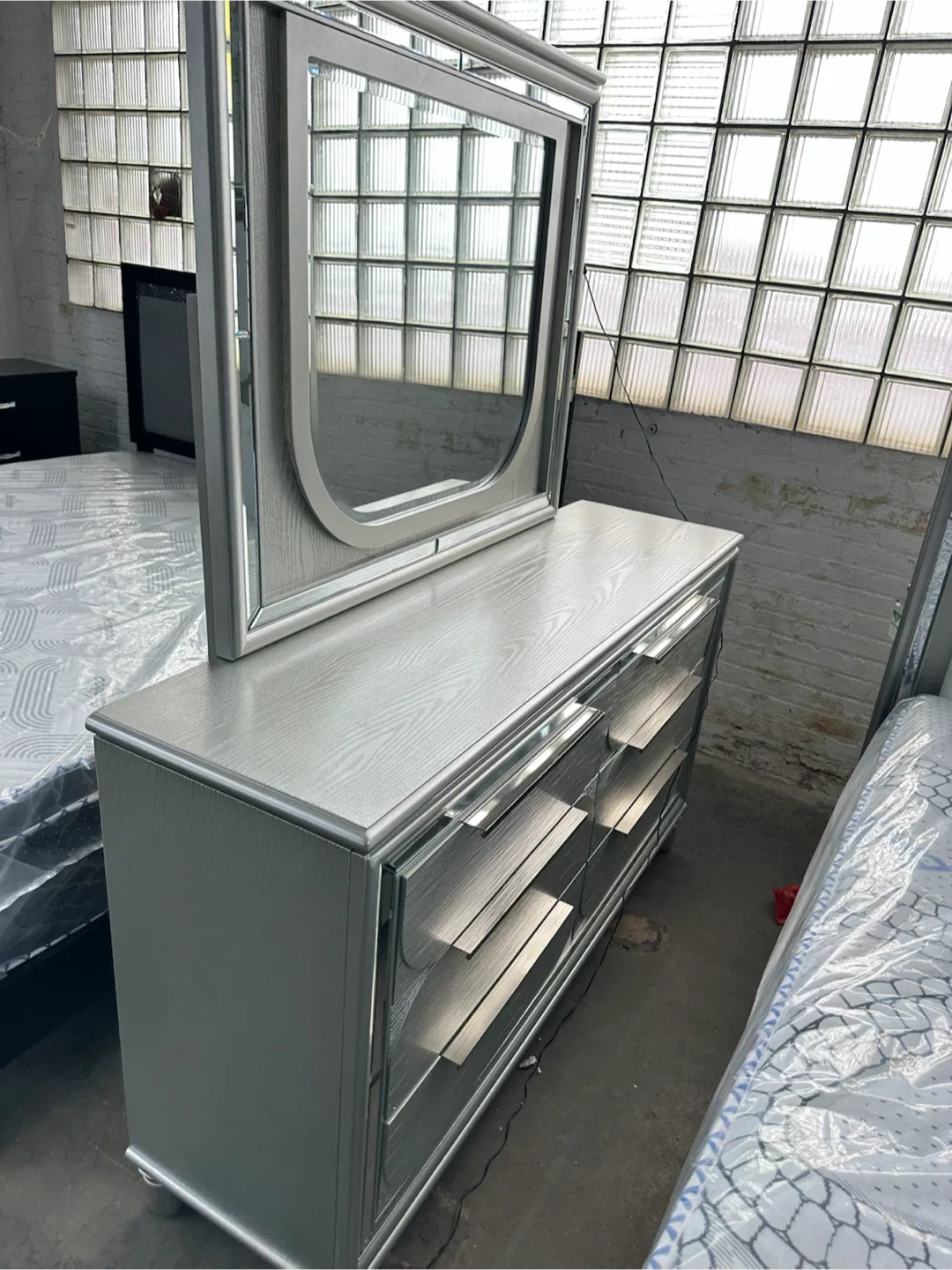 Silver Bedroom Set - Queen Bed, Dresser, Nightstand, mirror - photo 4