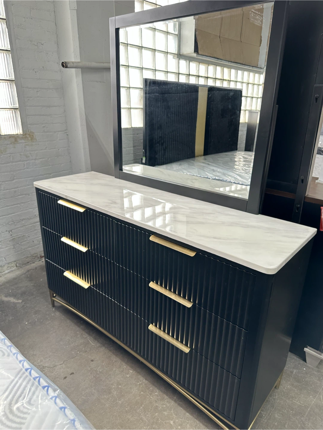 4 PC queen bed frame mirror dresser nightstand - photo 3